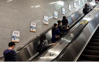 上海地鐵廣告投放中心,上海地鐵樓梯貼廣告代理及投放價(jià)格